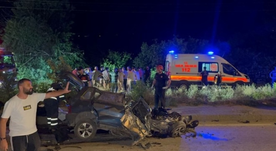 Beton mikseri, otomobili biçti: 1 ölü, 1 yaralı