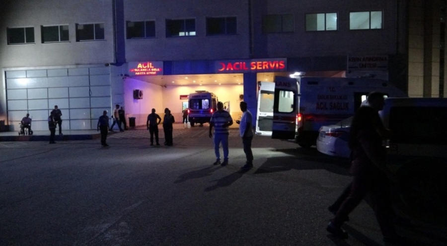 Tamirat için aydınlatma direğine kapılan adam akıma kapıldı