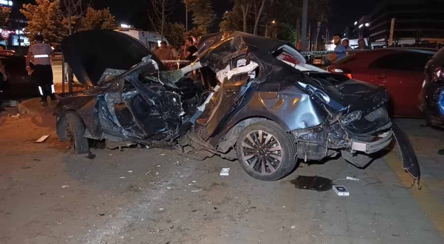 Bursa'da birbirleri ile yarışan otomobiller çarpıştı! 1 ölü, 2 yaralı