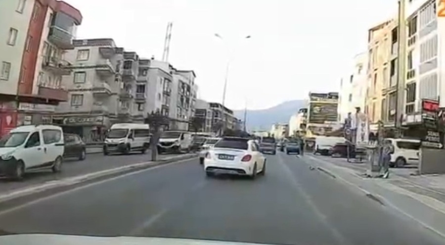 Bursa'da makas atan otomobil neredeyse bebek arabalı anneye çarpıyordu!
