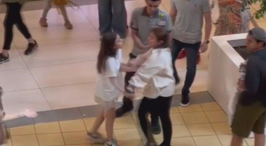 Kozmetik mağazası indiriminde kadınlar birbirine girdi