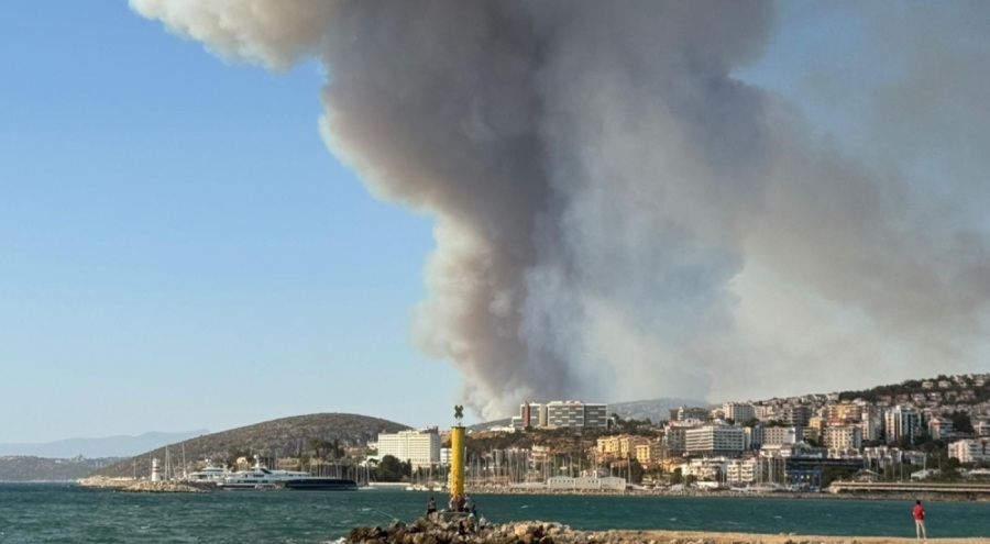 İzmir'deki yangının dumanları Kuşadası'nı kapladı
