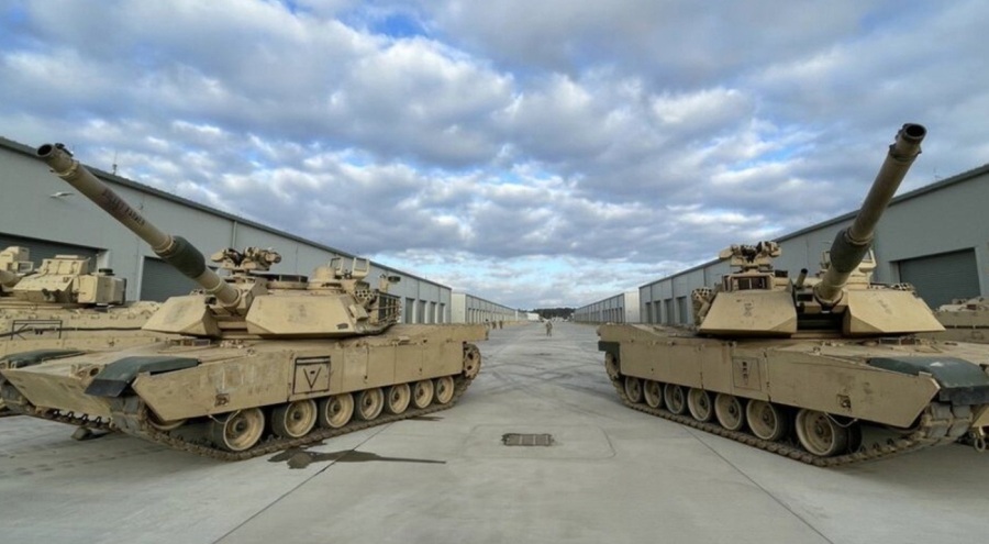 ABD, NATO'nun Polonya'daki depolama tesisine ilk tank ve zırhlı araç sevkiyatını yaptı