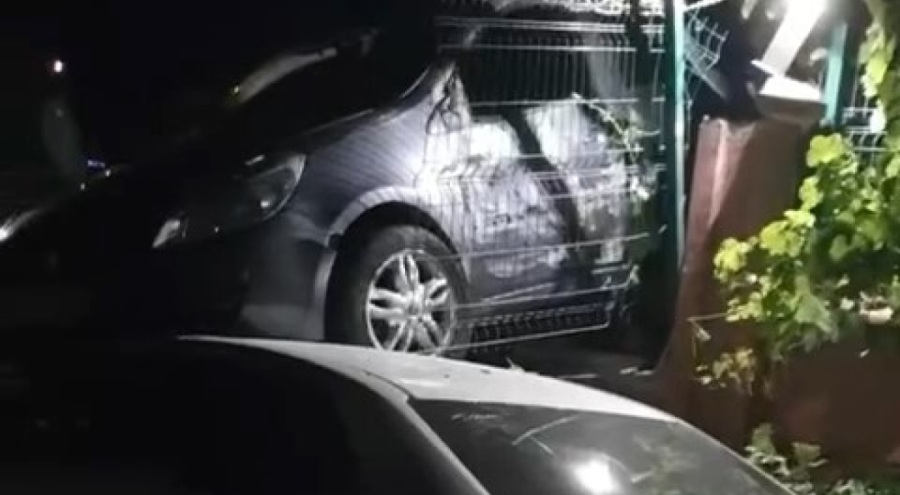 Bursa'da otomobil kazası: kontrolden çıkan araç başka bir otomobilin üzerine düştü