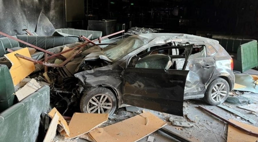 Kontrolden çıkan otomobil gece kulübüne girdi