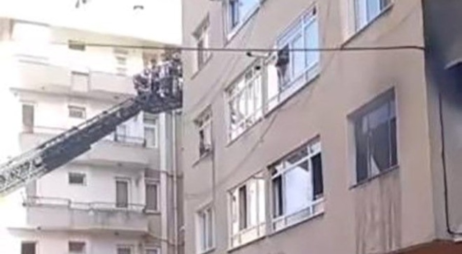 Dairede tüp patladı! 4 katlı apartman tahliye edildi