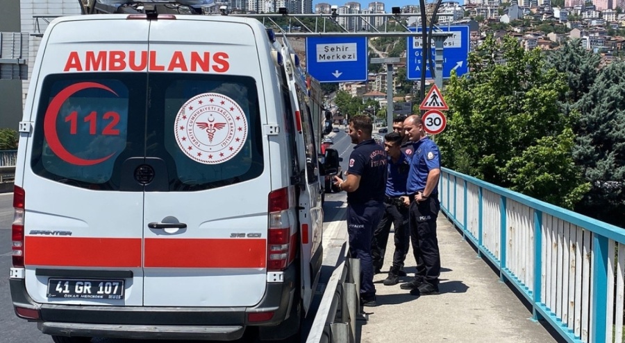 Köprüye çıkan genç kızı polis ikna etti