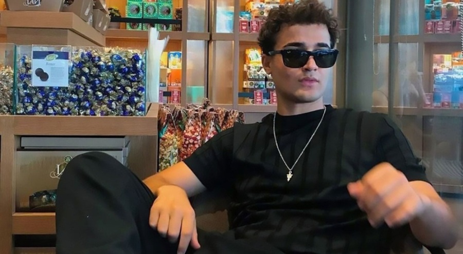 18 yaşındaki genç, evinden çıkarken uğradığı silahlı saldırıda öldü