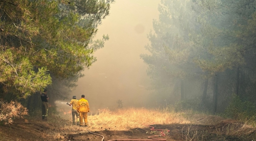 Bursa'da yangına müdahale eden ekipler alevlerin içinde kaldı