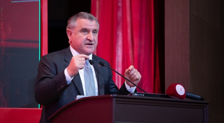 Bakan Bak, 98. Gazi Koşusu'nu kazanan Akın Sözen'i kutladı