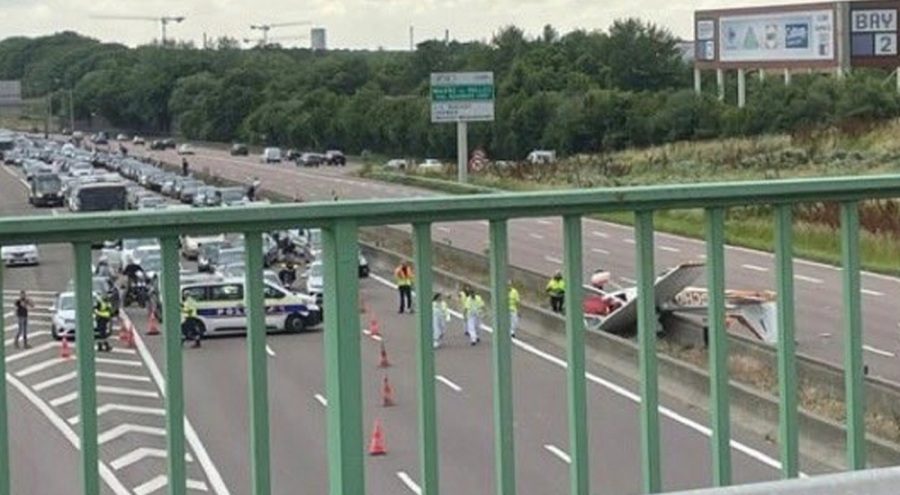 Fransa'da facia! Otoyola uçak düştü