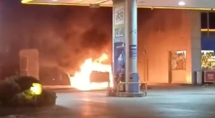 Akaryakıt istasyonunda araç alev alev yandı