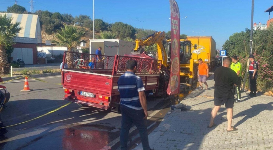 Çanakkale'de kamyonet, TIR'a arkadan çarptı