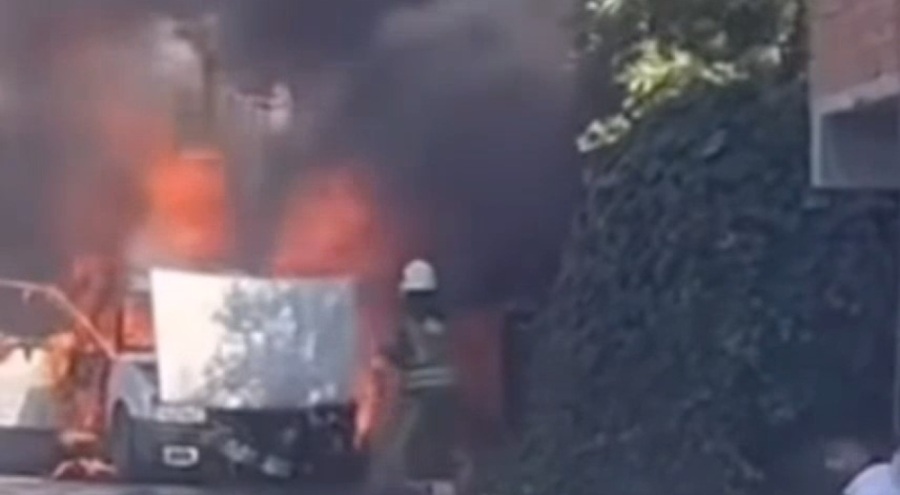 Otomobil alev alev yandı