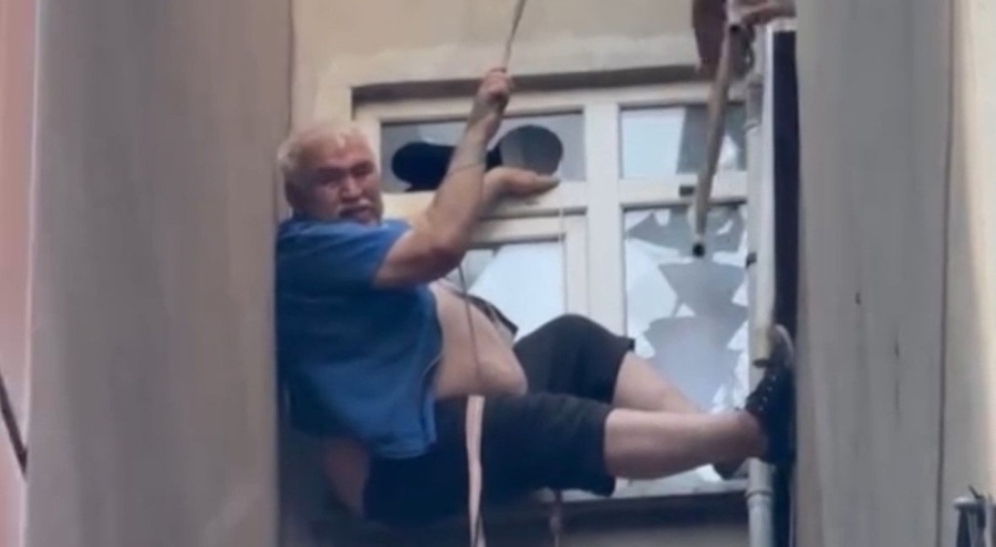 Tadilat yapan adam çatıdan düştü, havada asılı kaldı!