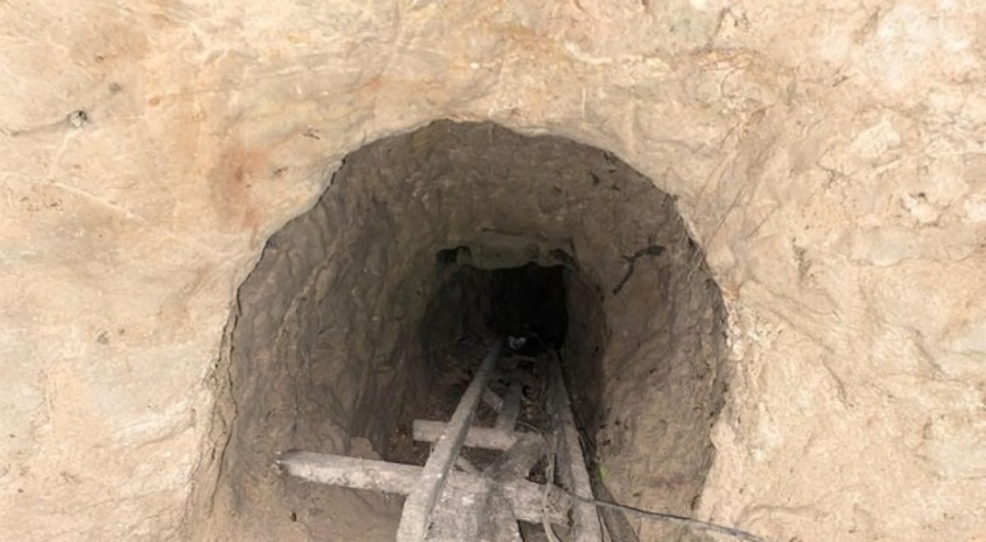 Mersin'de define operasyonu! Yeraltı geçidi bulundu