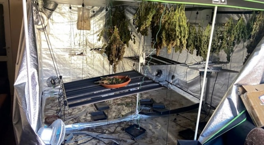 Yangın ihbarına giden ekipler uyuşturucu serası buldular