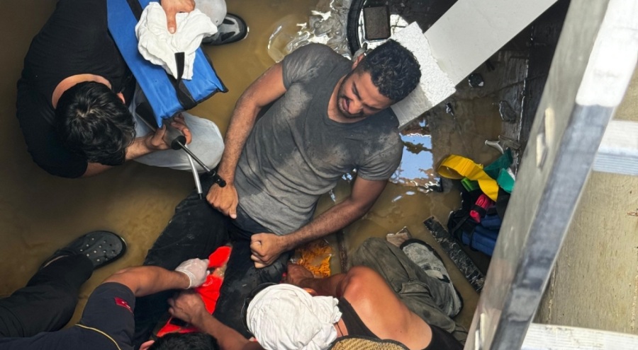 Kuyuya düşen işçi mahsur kaldı