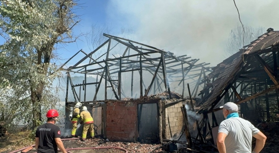 Bahçede anız yakılınca, 5 yapı küle döndü