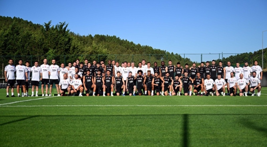 Beşiktaş yeni sezonu yeni teknik direktör Giovanni van Bronckhorst'la açtı