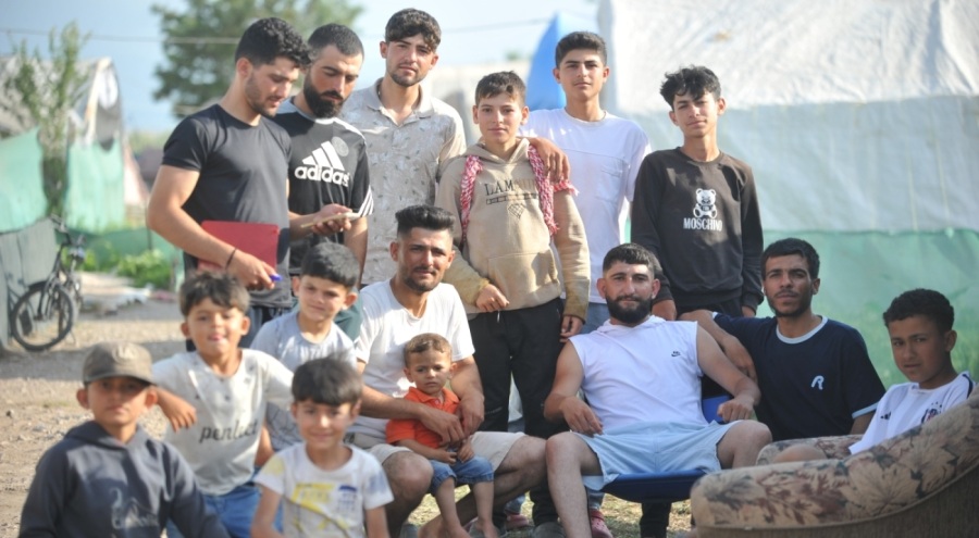 Bursa'da mevsimlik çocuk işçiler tarlada çapa yapıp çadırda ders çalışıyor