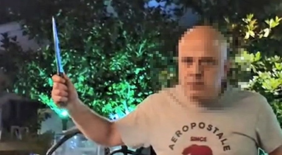 İstanbul'da elinde bıçakla çevredekileri tehdit eden şüpheli gözaltında