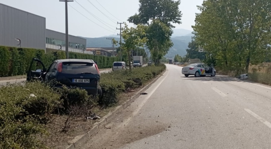 Bursa'da iki otomobil çarpıştı!