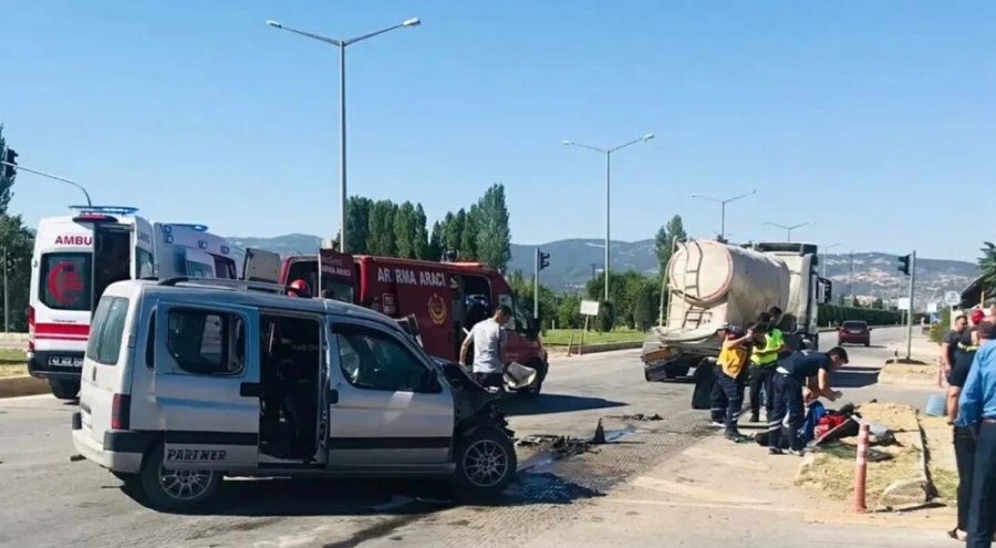Kütahya'da feci kaza: 2 ölü, 1 yaralı!