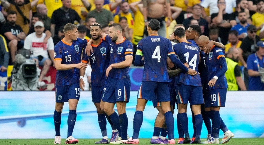 Hollanda, Romanya'yı 3-0 mağlup etti