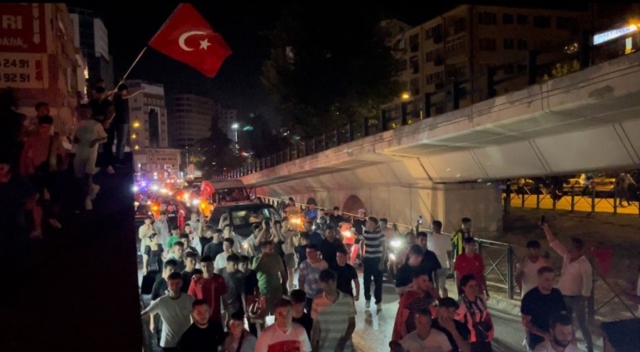 Türkiye çeyrek finale yükseldi! Bursalılar sokağa koştu