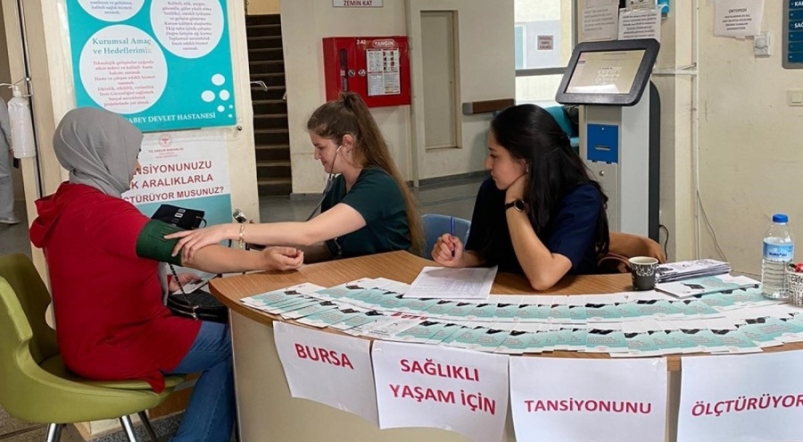 Bursa'da vatandaşların tansiyonu ölçüldü