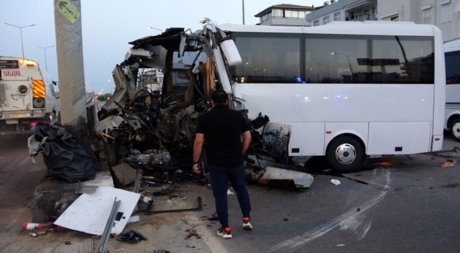 Antalya'da tur midibüsü, bariyerlere çarptı: 1 can kaybı, 20 yaralı