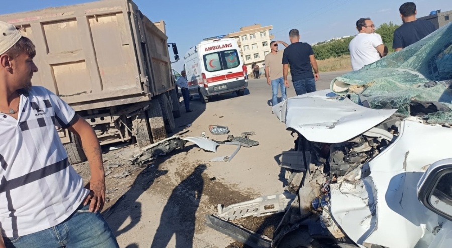 Kamyon ile ticari araç çarpıştı: Ölü ve yaralı var...