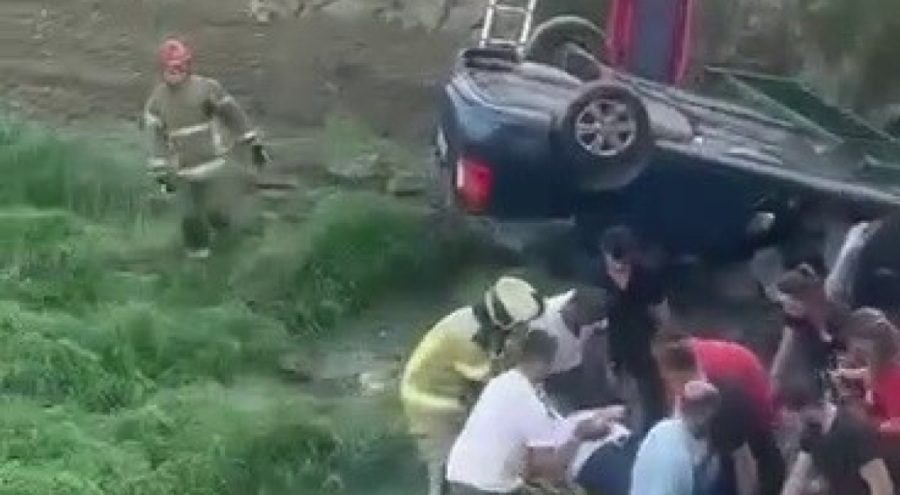 Bursa'da otomobil dereye uçtu!