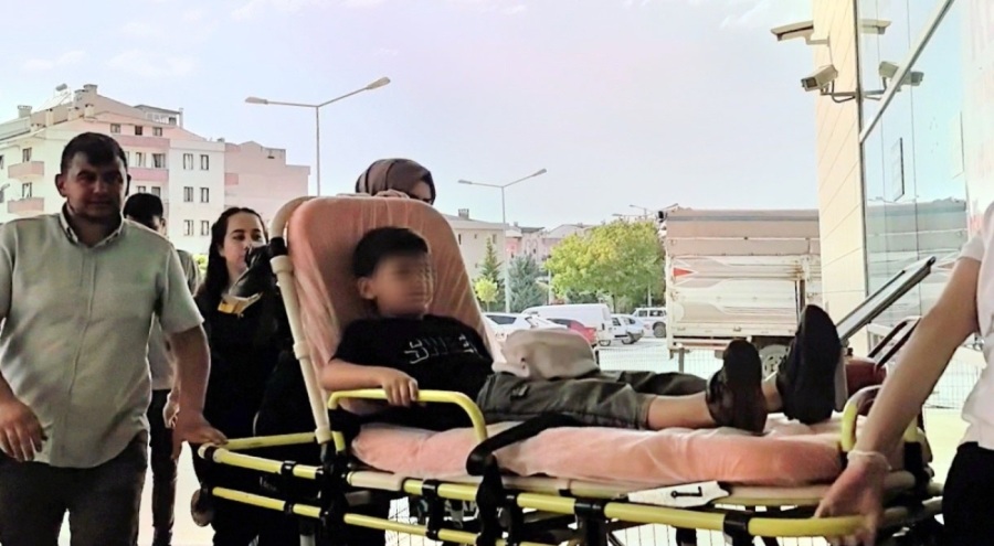 İnegöl'de motosiklet-ekskavatör çarpışmasında çocuğun baş parmağı koptu