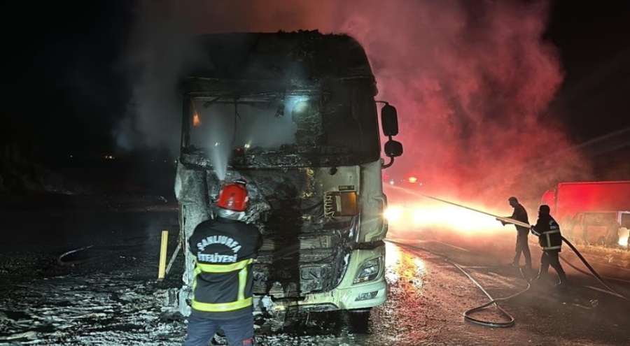 Şanlıurfa'da yabancı plakalı tır yanarak kullanılamaz hale geldi