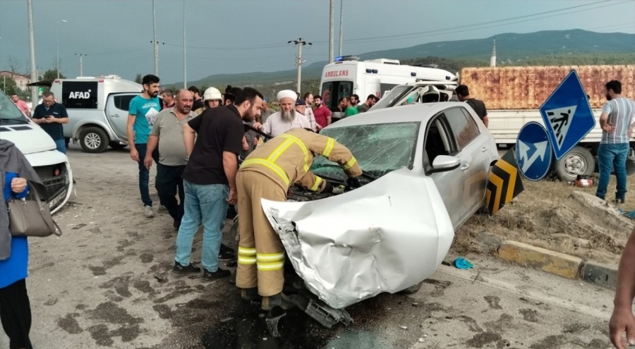 Karabük'te zincirleme kaza: 2'si ağır 4 yaralı