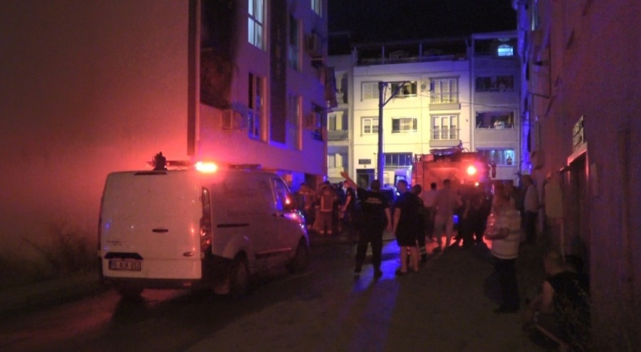 Bursa'da 4 katlı binada yangın! 7 kişi dumandan etkilendi