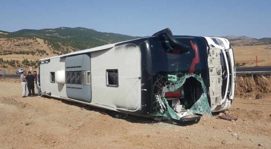 Yolcu otobüsünün devrildi! 14 yaralı