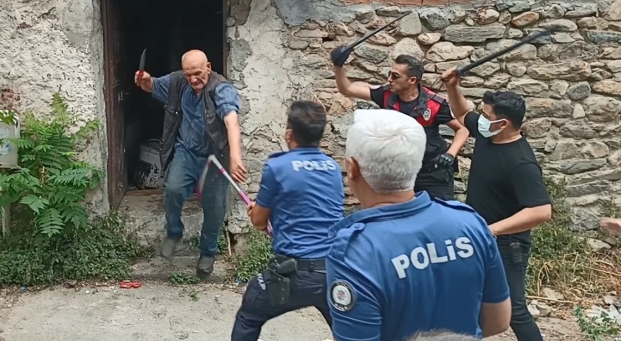 Bursa'da çöp evin temizlenmesine izin vermeyen şahıs polisi bıçakladı