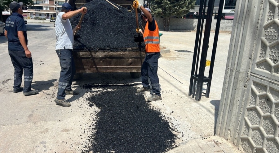 Yenişehir'de yollara yama çalışması yapılıyor