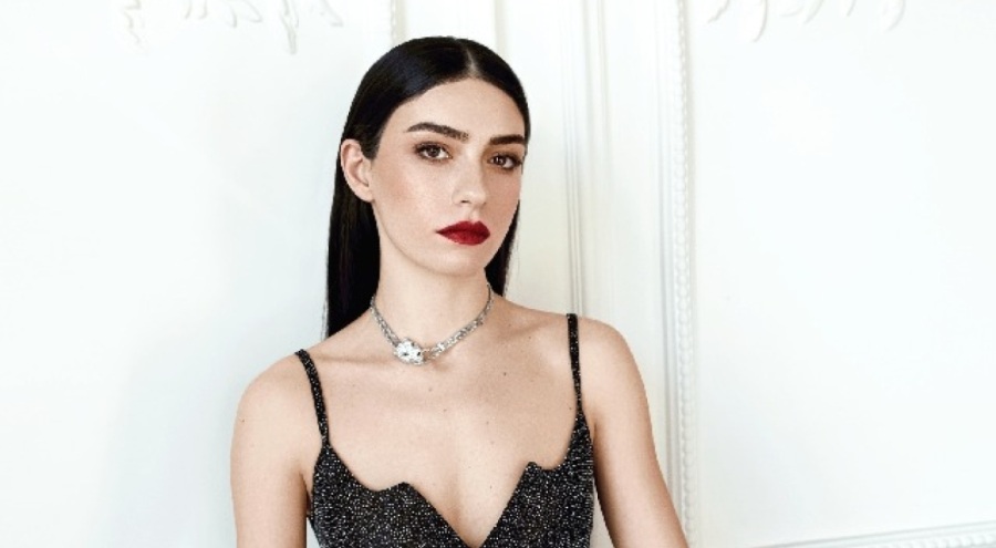 Hazar Ergüçlü'nün mini bikinisine yorum yağdı