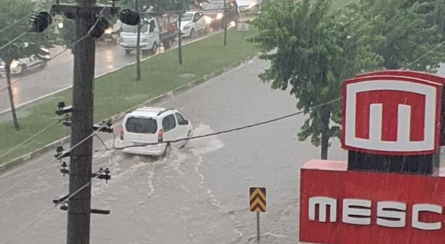 2 saatlik sağanak yağış ve dolu sonucu Bursa'da hayat durma noktasına getirdi