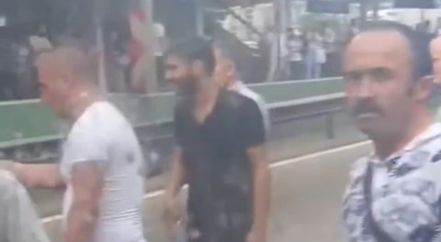 Bursa'da yolda kalan yolcular otobüslerin önünü kesip tartıştı