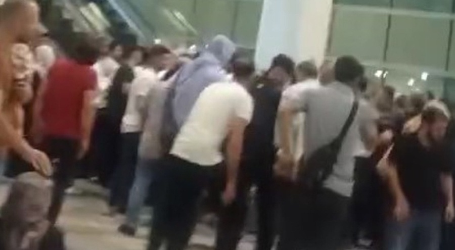 Diyarbakır Havalimanı'nda yürüyen merdiven durunca vatandaşlar birbirlerinin üzerine düştü
