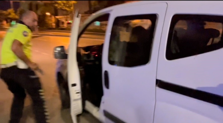 Bursa'da ehliyetsiz sürücü tersten geldi, trafik polisine çarptı!