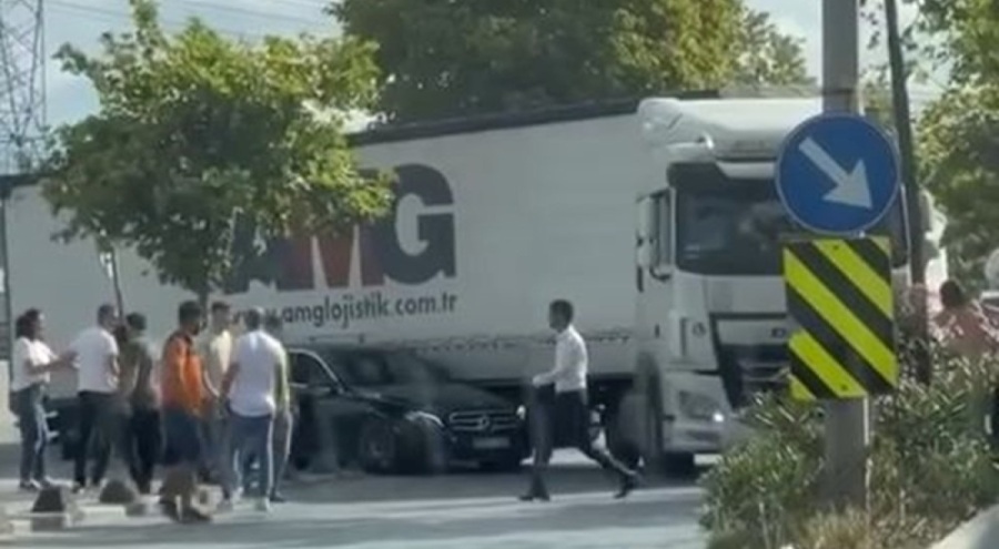 Trafikte dehşet anları: Yerden aldığı taşla TIR'ın camını kırdı