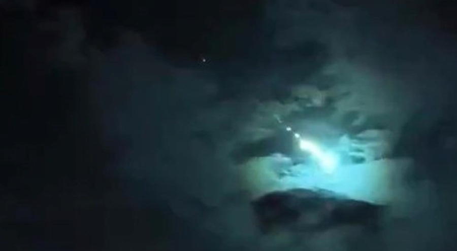 Dün gece gökyüzünde görülen ışık kümesinin kaynağı ne? "Meteor olma ihtimali düşük"