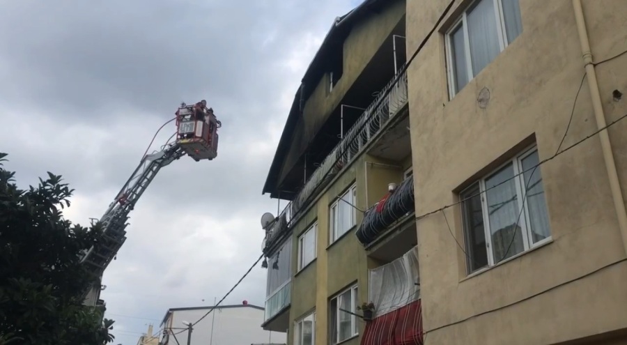 Bursa'da 3 katlı binanın en üst katı alev alev yandı
