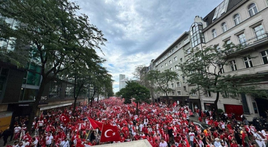 Hollanda sokaklarında Türkiye coşkusu